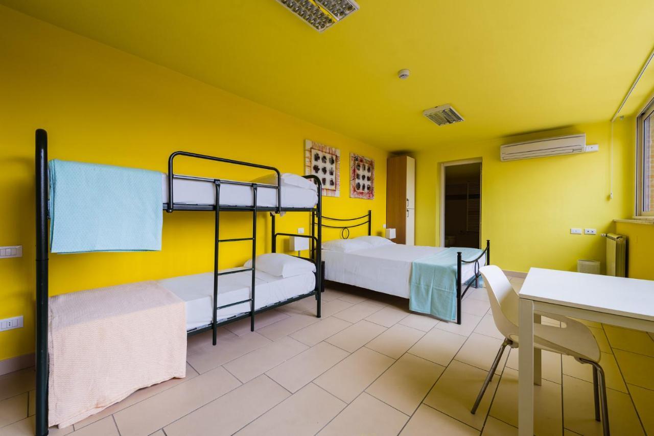 Eliopoli Beach Hostel & Restaurant Tirrenia Exterior photo