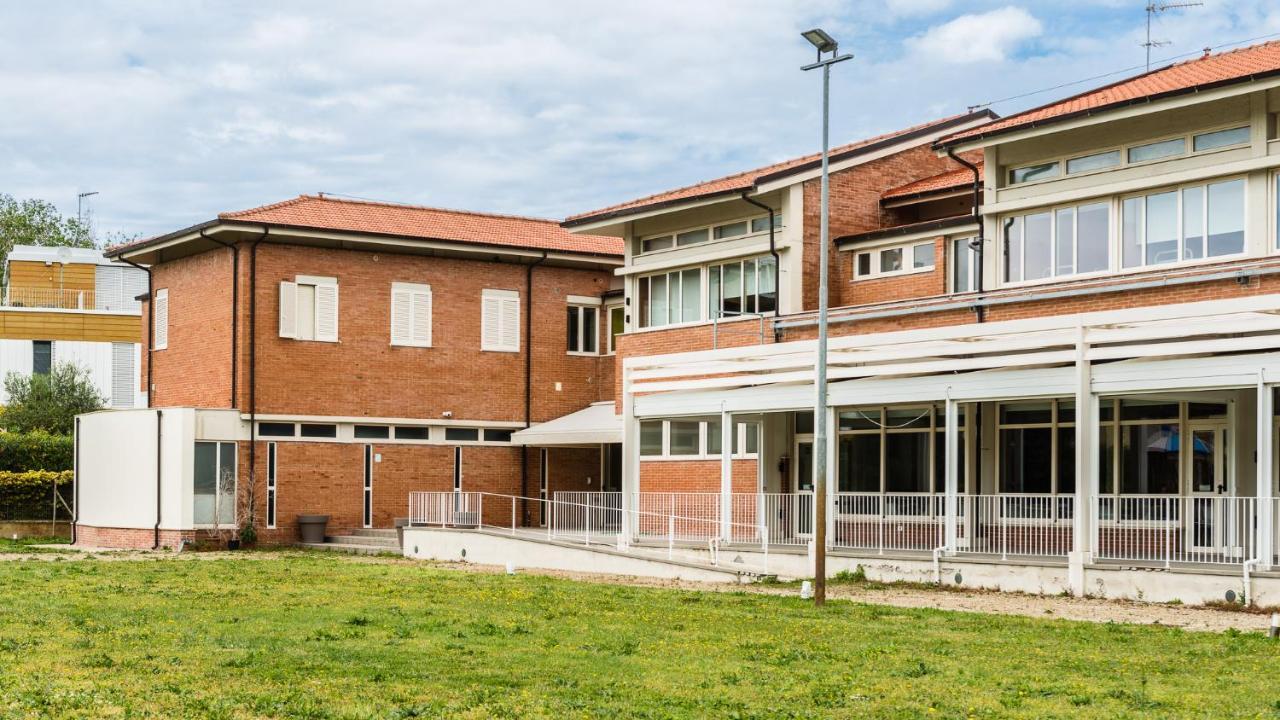 Eliopoli Beach Hostel & Restaurant Tirrenia Exterior photo