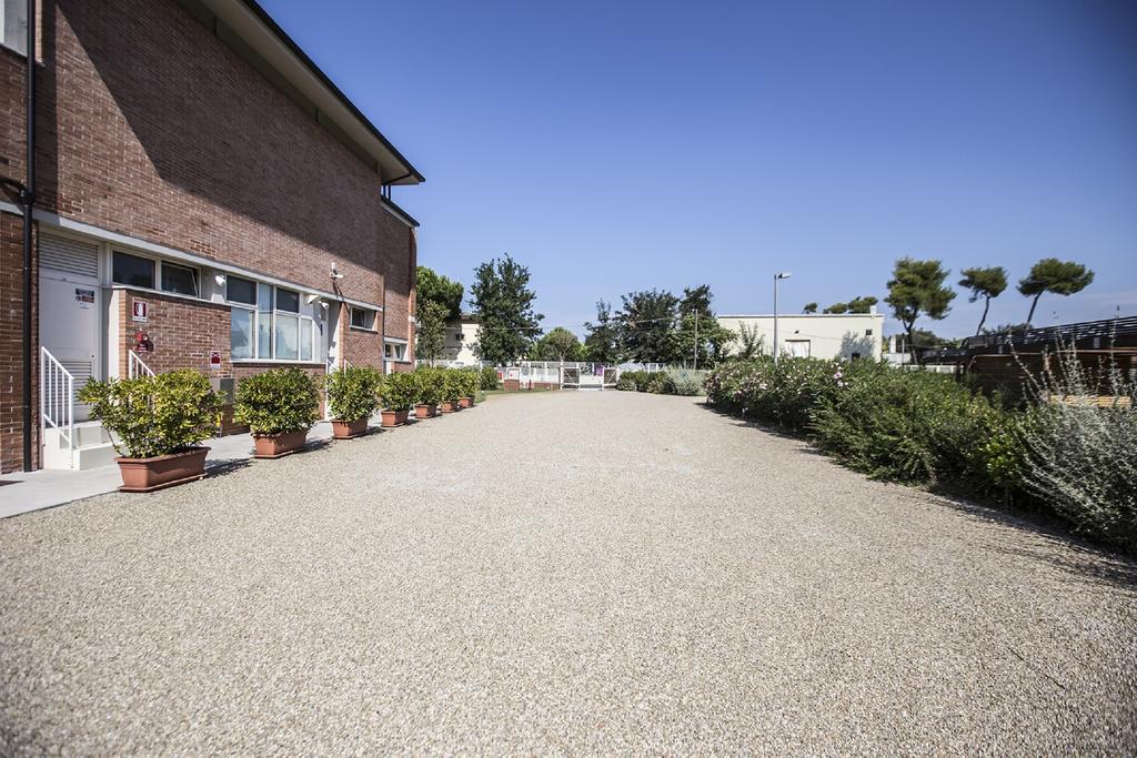 Eliopoli Beach Hostel & Restaurant Tirrenia Exterior photo