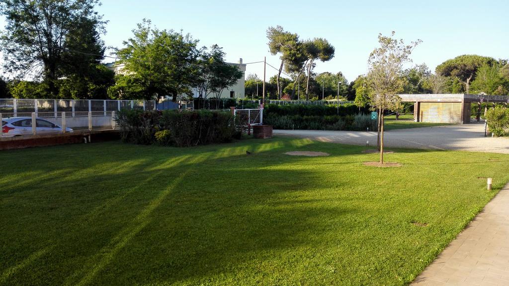 Eliopoli Beach Hostel & Restaurant Tirrenia Exterior photo